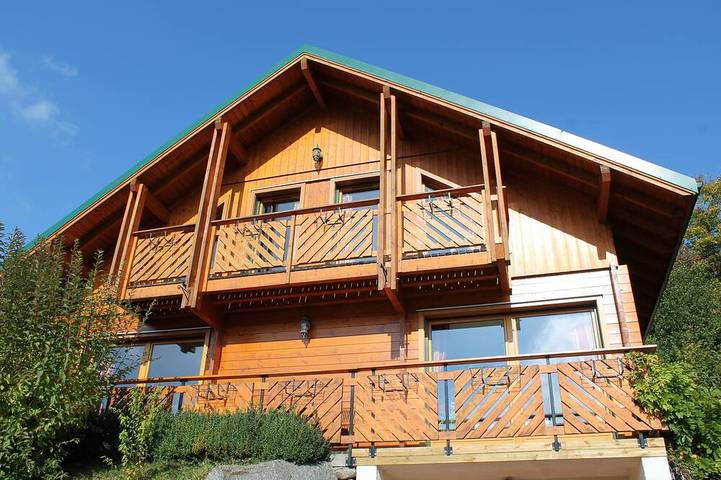Chalet pour 10 personnes, avec jardin et balcon ainsi que jacuzzi et sauna à La Bresse