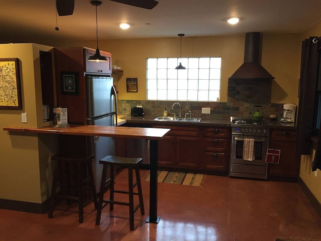 Die Kaktus-Auflage, eine Bestimmungsortwohnung im historischen alten Stadtpappelholz in Cottonwood (AZ), Coconino Nationalwald