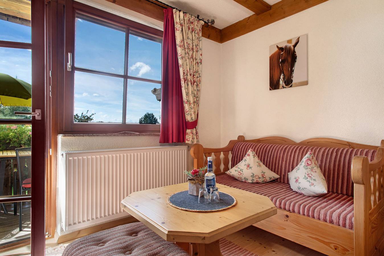 Zimmer 'Junior Suite 2' mit Bergblick, Gemeinschaftsgarten und Wi-Fi in Friedrichshafen, Region Bodensee-Oberschwaben