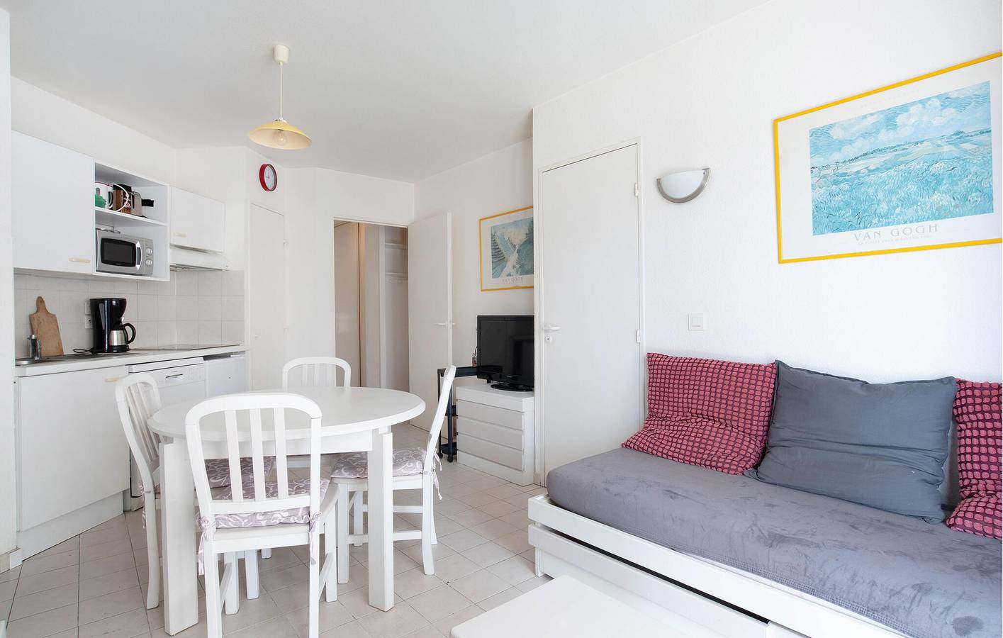 Appartement de vacances entier, Sunny 2km Beach Apartment with WiFi, AC, Terrace & Parking in Antibes, Côte méditerranéenne (France)
