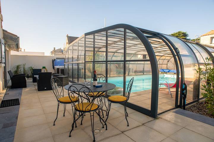 Gîte pour 7 personnes, avec piscine et jacuzzi ainsi que terrasse et jardin