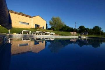 Gîte pour 10 personnes, avec jardin, animaux acceptés à Bourrou