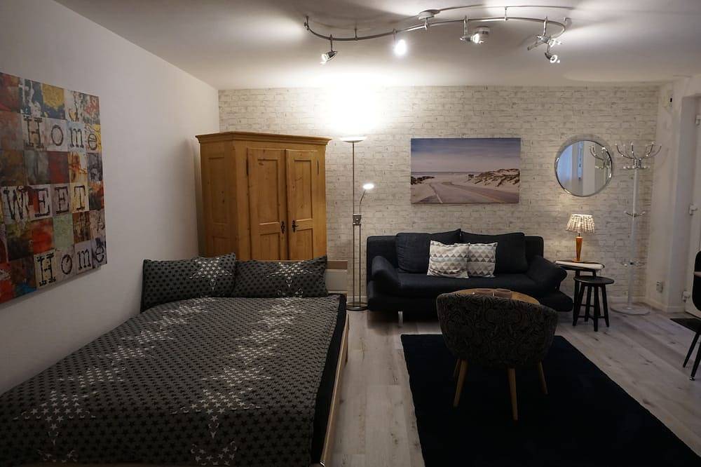 Ganze Wohnung, Komfortables Apartement 34qm, separater Eingang mit Freisitz u. ruhig gelegen in Pentling, Ostbayern