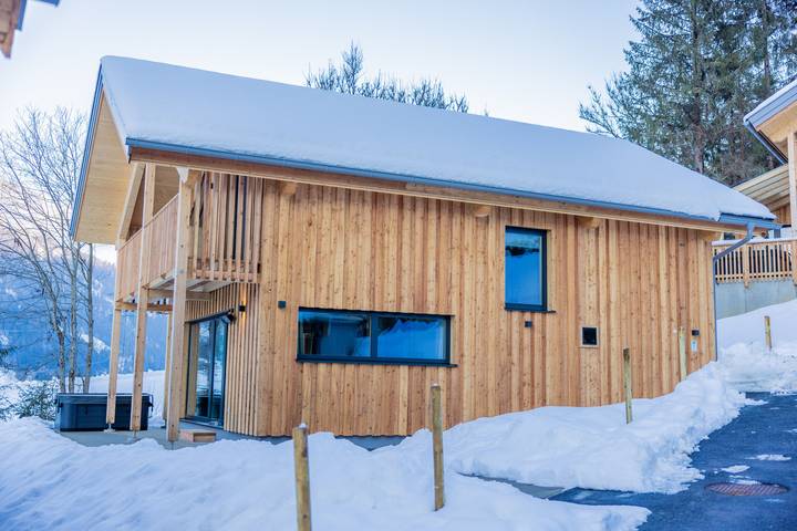 Ferienhaus für 9 Personen, mit Balkon und Terrasse sowie Garten