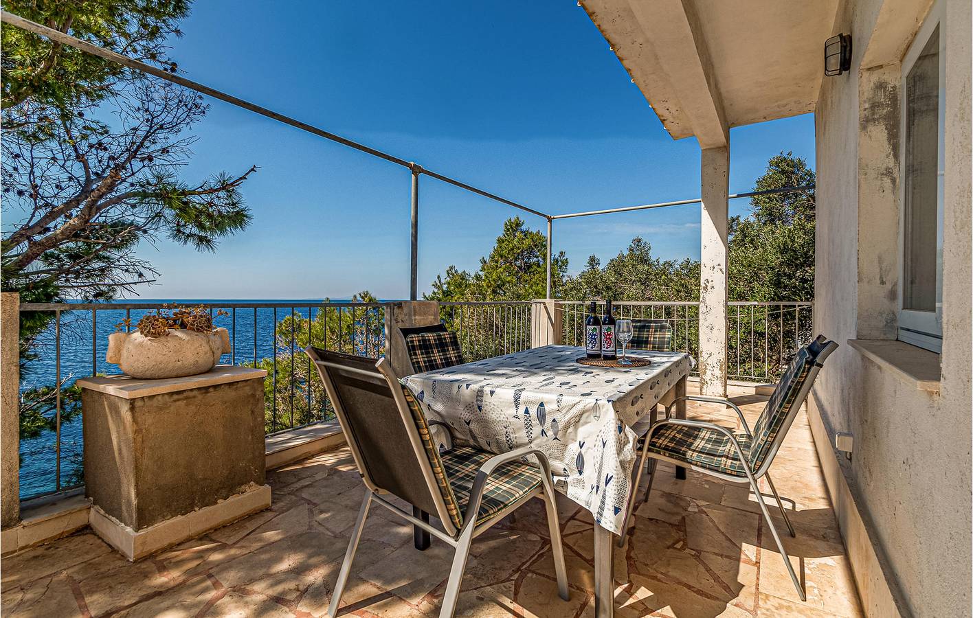 Ganze Ferienwohnung, Gemütliche Wohnung mit Terrasse, WLAN und Parkplatz, 100 m bis zur Küste in Potomje, Dubrovnik-Neretva
