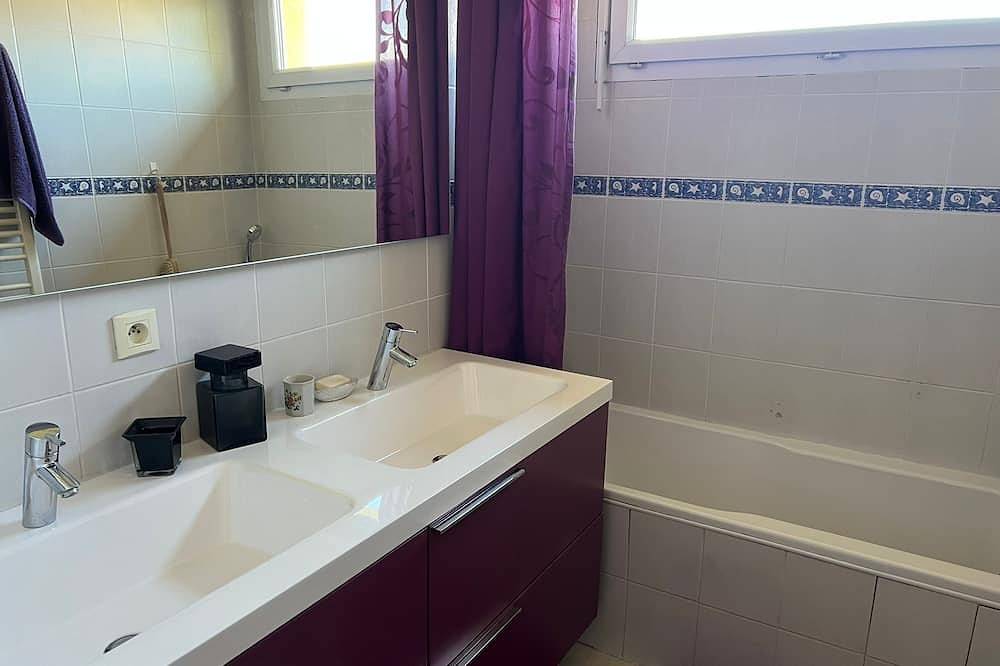 Appartement entier, Appartement Familial Duplex- 3 chambres 2 salles de bain- Parking privé in Eybens, Isère