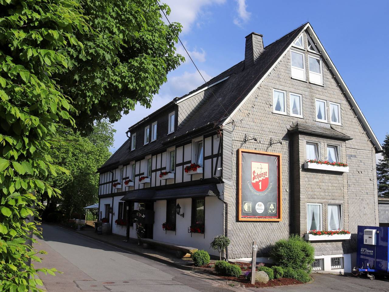 Landschaftsgasthaus Schanze 1 - Einzelzimmer mit Sofa, Terrasse und Tv in Schanze, Schmallenberg