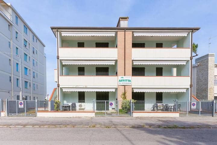 Appartamento per 6 persone, con giardino e panorama nonché balcone, adatto a famiglie con bambini in Lido degli Estensi