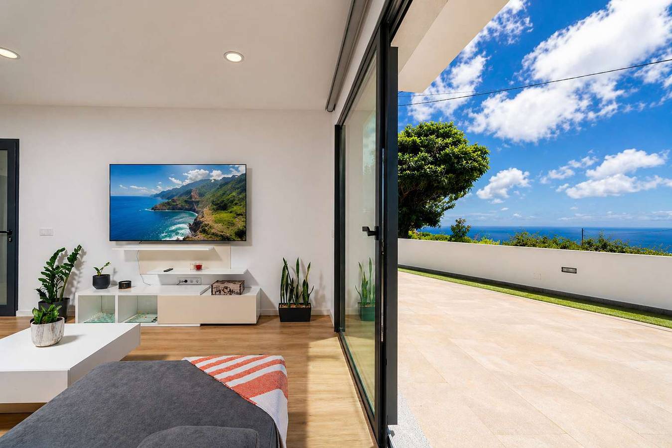 Oceanfront Villa with Breathtaking Sea Views in Santa Cruz (Madeira), Madeira
