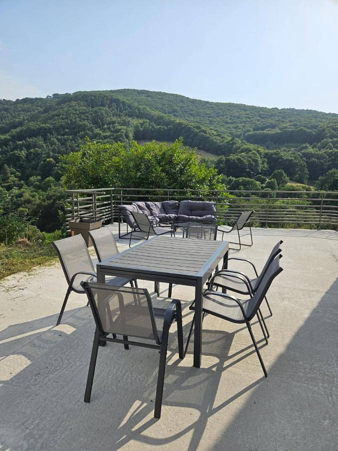 Location de vacances pour 9 personnes, avec vue et jardin à Saint-Hippolyte (Aveyron)