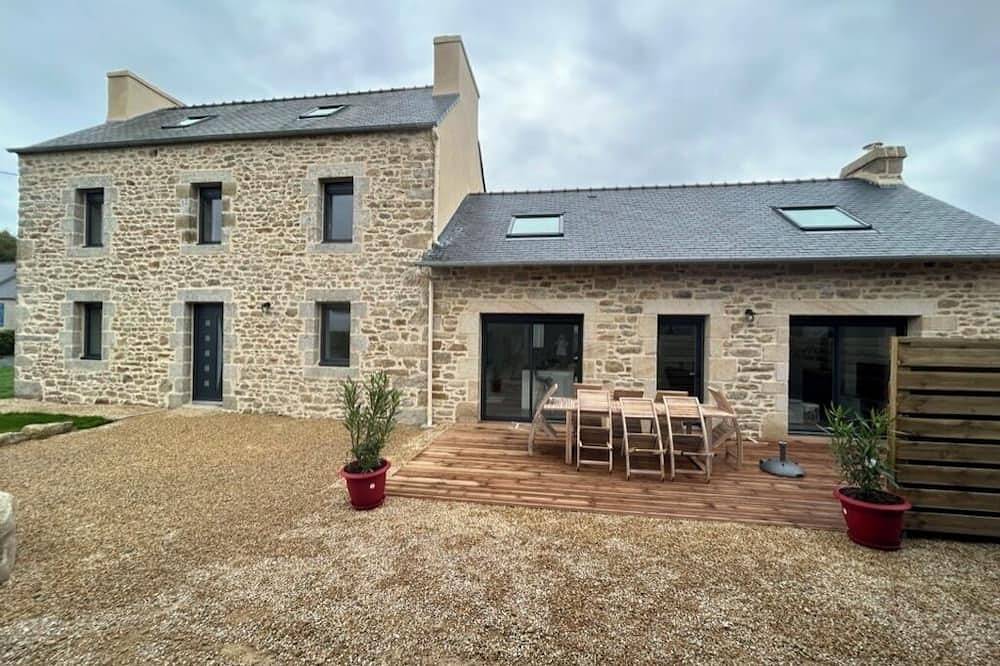 Grande Maison en Pierres Rénovée à 1,5 km de la mer in Plounéour-Trez, Región de Brest