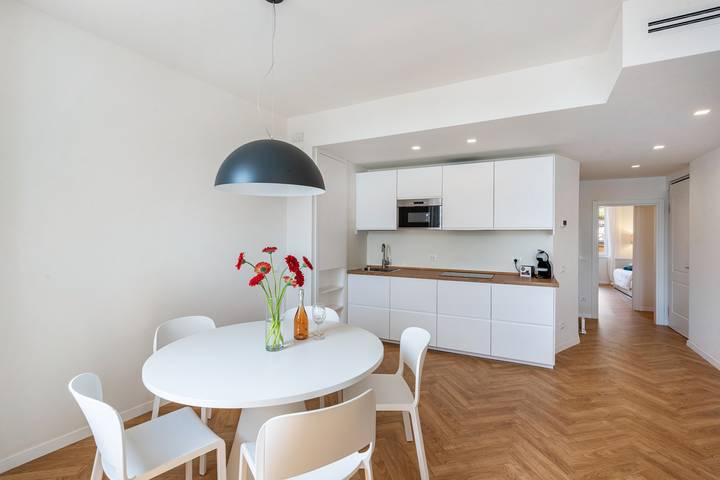 Apartamento entero, Apartamento 'Lumia's Flat - Lake View' con vistas al lago, Wi-Fi y aire acondicionado in Saló, Montañas Garda