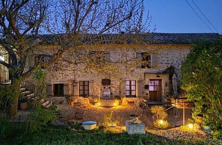 Location de vacances pour 2 personnes, avec vue ainsi que jardin et piscine à Niozelles - 2