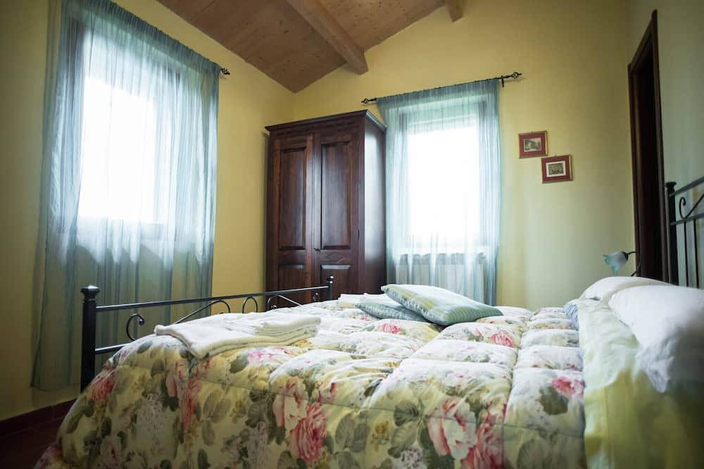 Apartment in Paciano with Pool and Scenic Views in Paciano, Perugia Province