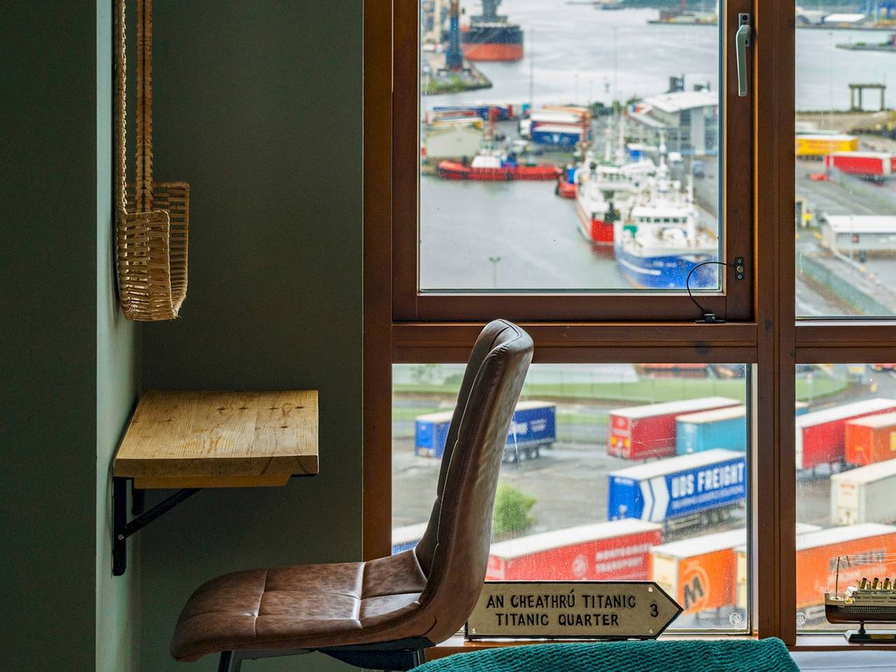 Ganze Wohnung, City Centre | Top Floor w/ Balcony & Sunset Views | Pass the Keys in Belfast, Grafschaft Antrim