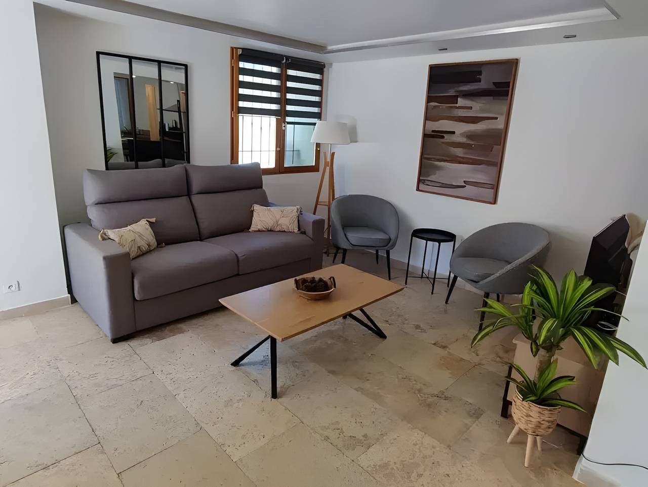 Apartamento entero, Apartamento "Domaine De Meyrol - Gîte 4" con vistas a la montaña, Wi-Fi y aire acondicionado in Eyguières, Region de Arles
