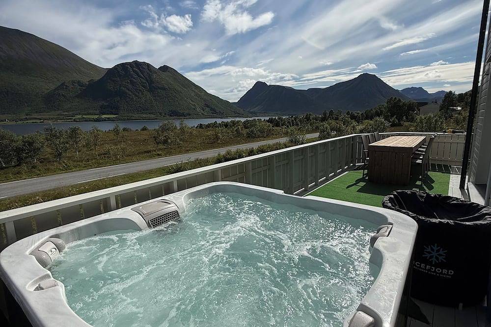 Vintage Godfjord Cabin  with 3-bedroom in enjoyable Nordland for a relaxing stay in Sortland