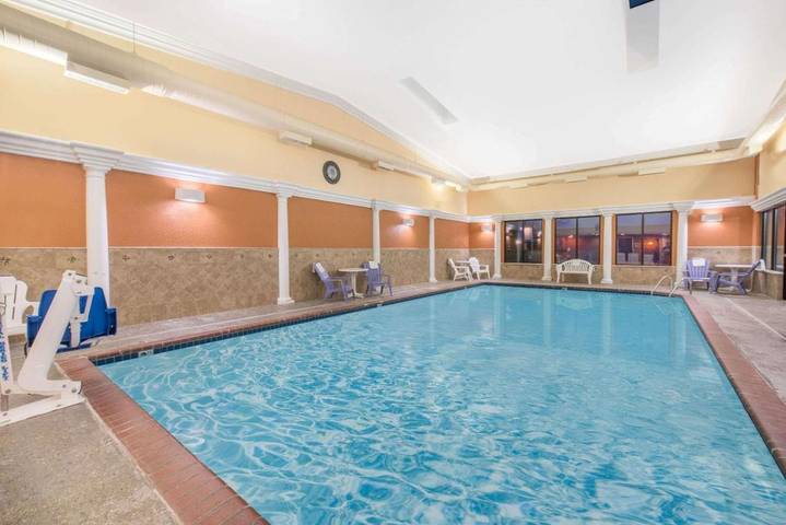 Hôtel pour 2 personnes, avec jacuzzi et piscine, animaux acceptés à Minot - 4