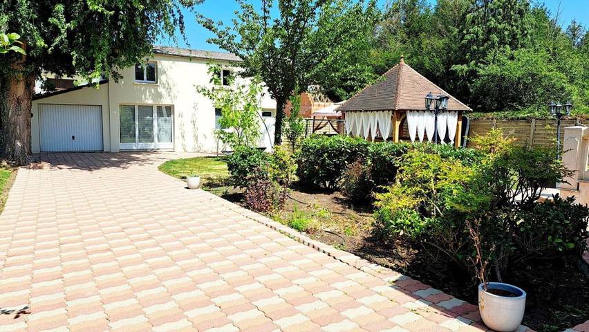 Location de vacances pour 4 personnes, avec jacuzzi et jardin à Les Bréviaires