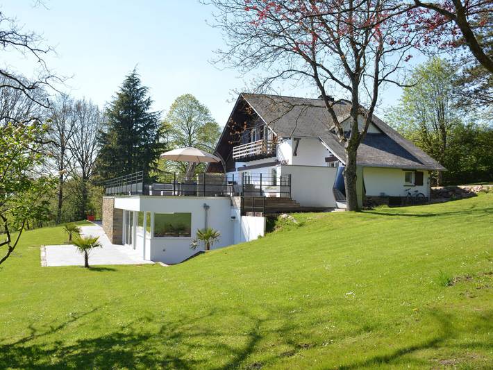 Vakantiewoning voor 11 personen, with Balkon and Terras as well as Tuin and Zwembad in Stoumont
