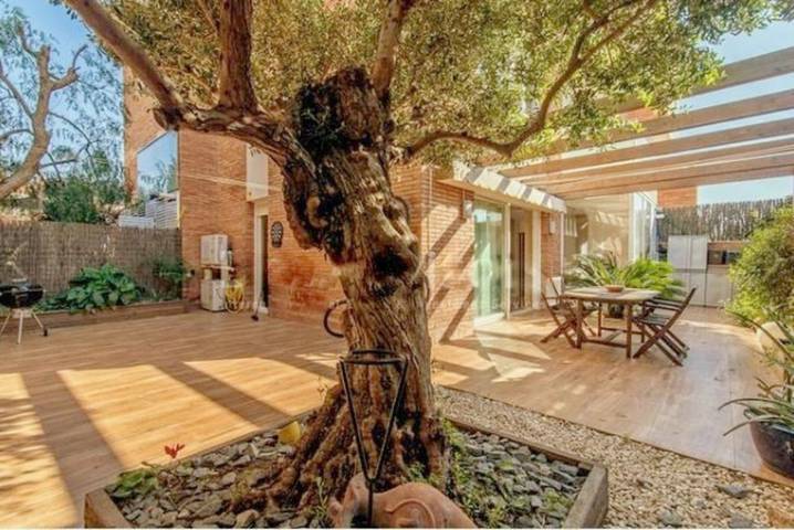 Gîte pour 6 personnes, avec Balcon et Terrasse ainsi que Jardin et Piscine à Tiana