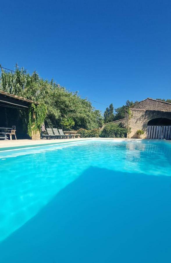 Location de vacances pour 12 personnes, avec vue ainsi que piscine et jardin à Sernhac