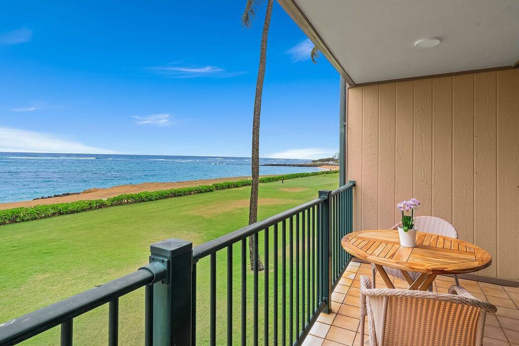 Ganze Wohnung, Direct Beachfront/Oceanfront Condo - 3 minute walk into Kapa'a in Kapaa, Kauai