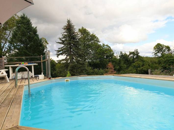 Location de vacances pour 4 personnes, avec jardin et piscine à Les Salles-Lavauguyon