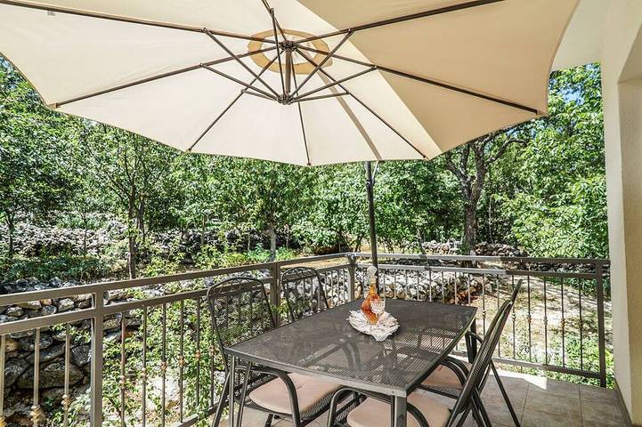 Ferienhaus für 6 Personen, mit Balkon und Whirlpool sowie Terrasse und Garten