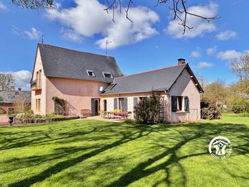 Gîte pour 10 personnes, avec jardin ainsi que terrasse et piscine, animaux acceptés dans Mayenne