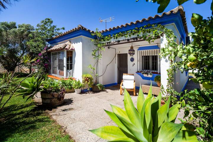Chalet mit Klimaanlage, Pool, Terrasse, Garten & WLAN; Haustiere erlaubt in Los Franceses-La Vega, Chiclana de la Frontera