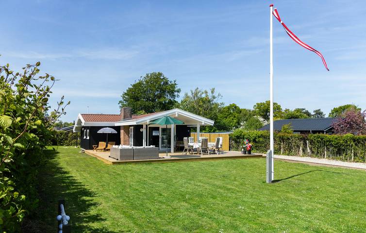 Ferieudlejning for 6 personer, med terrasse og have i Hasmark Strand