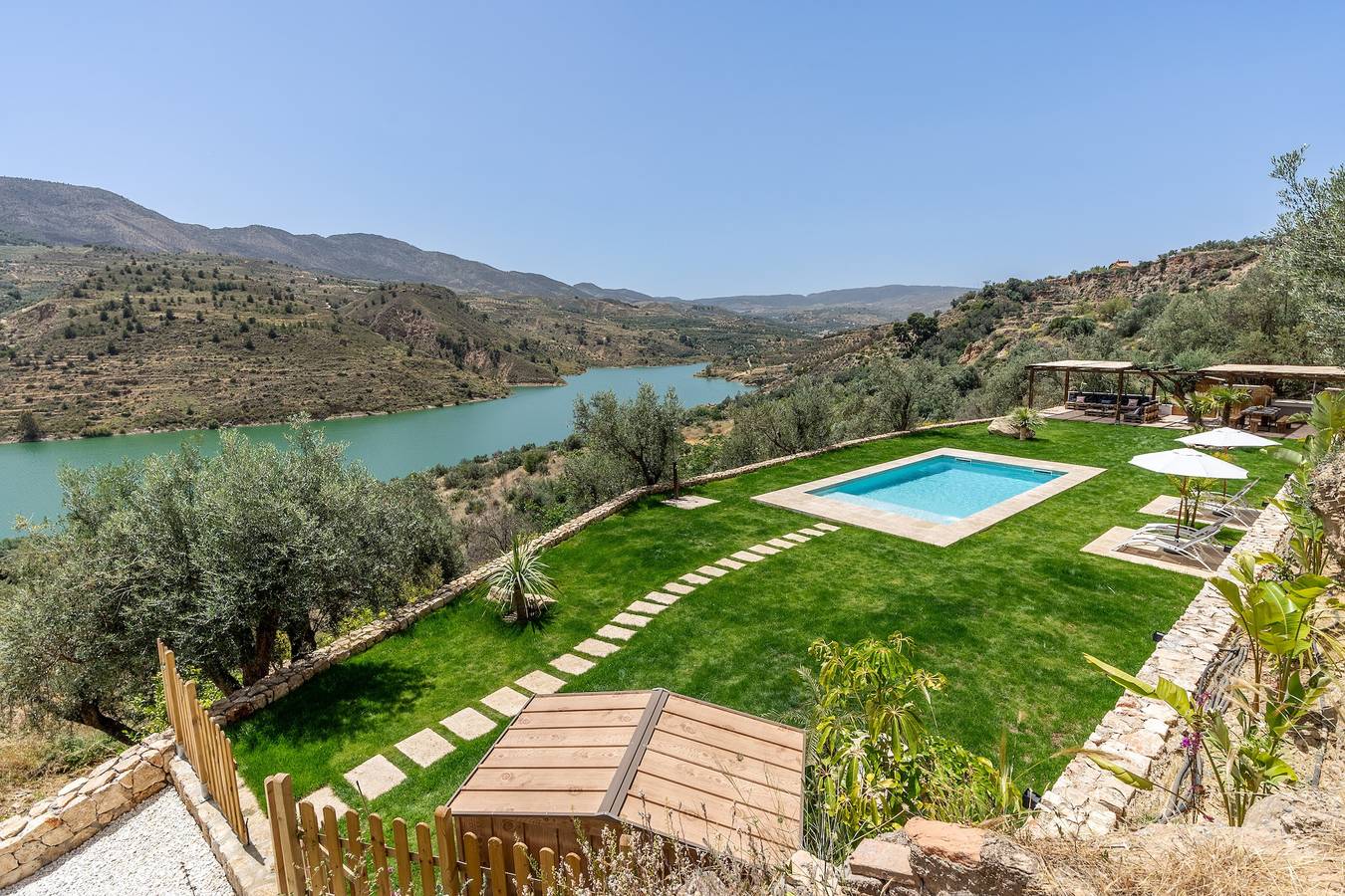 Villa 'Valle de Lecrín' con vistas al lago, Wi-Fi y aire acondicionado in Lecrín, Provincia de Granada