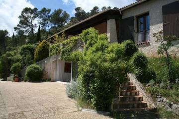 Gîte pour 4 personnes, avec jardin et terrasse à Méounes-lès-Montrieux
