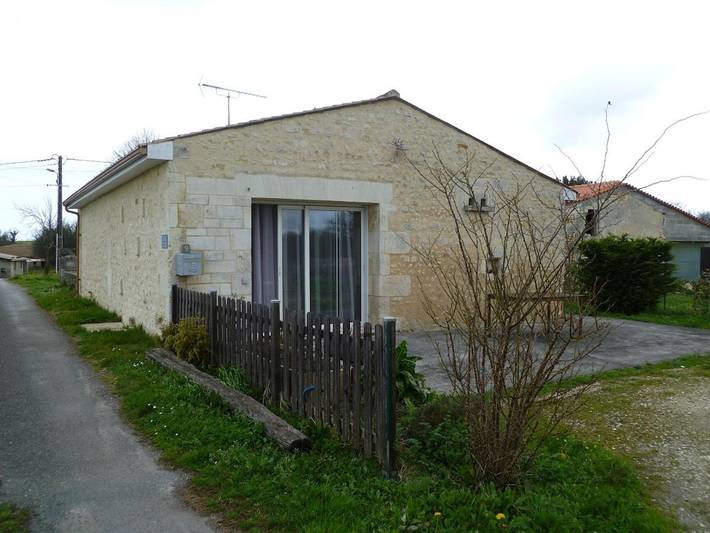 Location de vacances pour 4 personnes, avec vue ainsi que terrasse et jardin à Saint-Germain-de-Lusignan