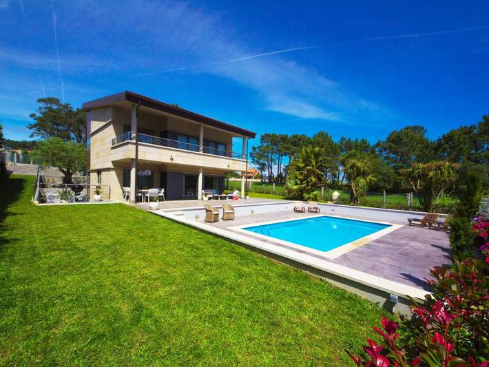 Holiday home for 10 people, with terrace and garden as well as pool - 1