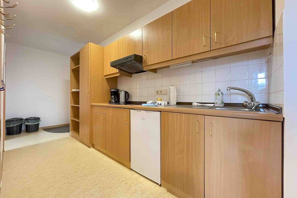 Ganze Wohnung, (Sta1115) gut geschnittene Monteurwohnung mit Balkon in Stamsried, Ostbayern
