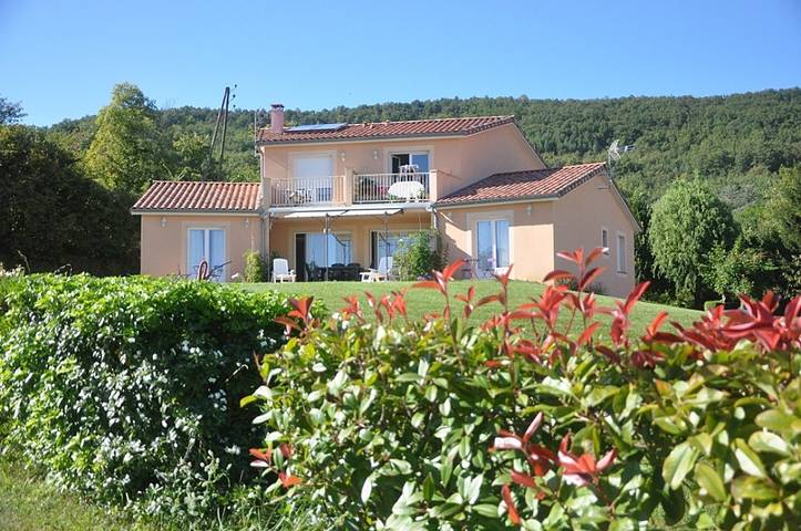 Gîte pour 4 personnes, avec piscine ainsi que jardin et terrasse