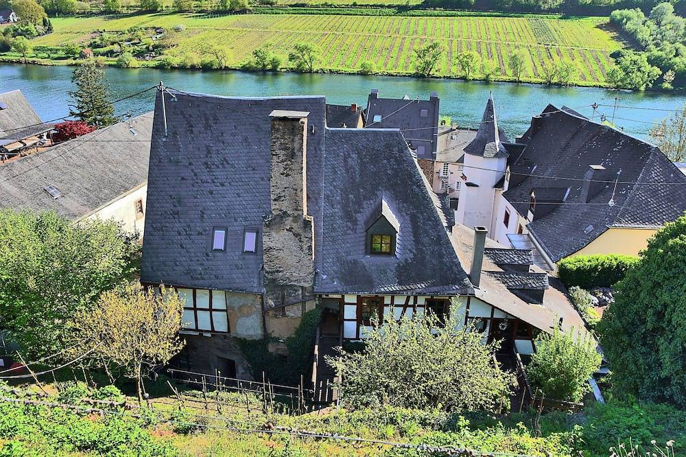 Entire apartment, Living in a listed Winzerhof, Stylish gallery apartments in Merl, Zell (Mosel)