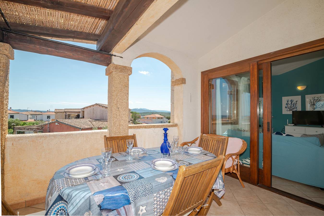 Apartamento entero, 'Casa Peonia Vista Mare' con terraza privada, Wi-Fi y aparcamiento privado in Pittulongu, Olbia