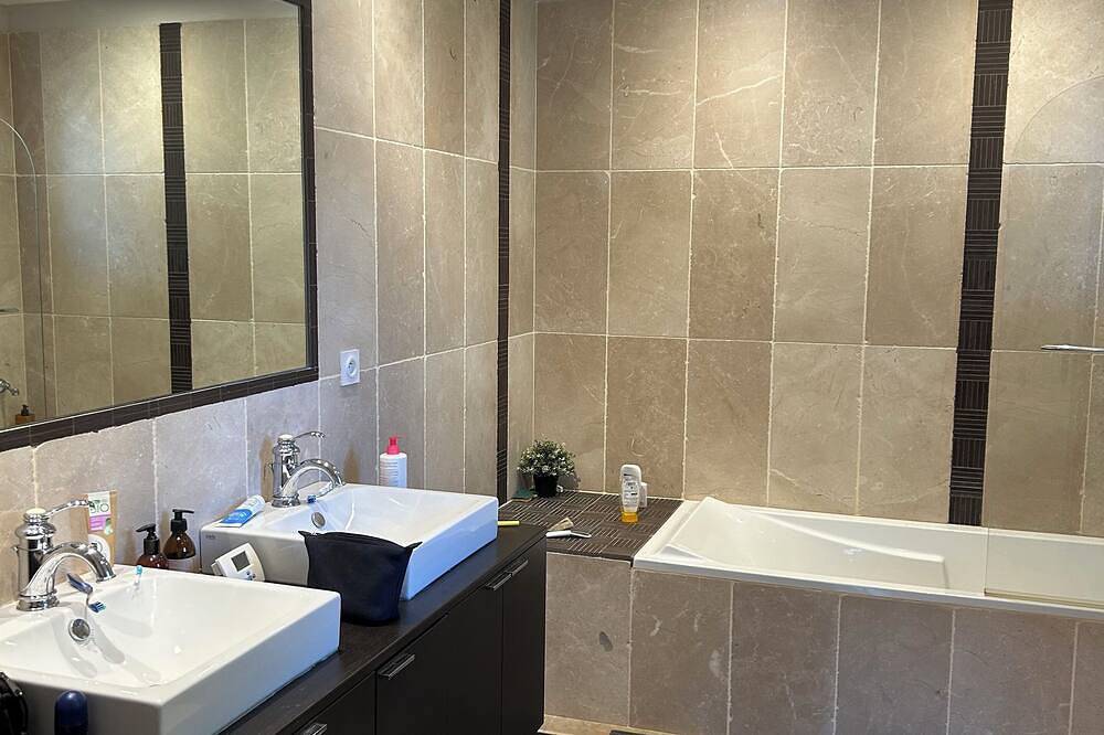 Charming house with direct view of Sainte Victoire and Picasso castle. in Vauvenargues, Region de Aix-en-Provence