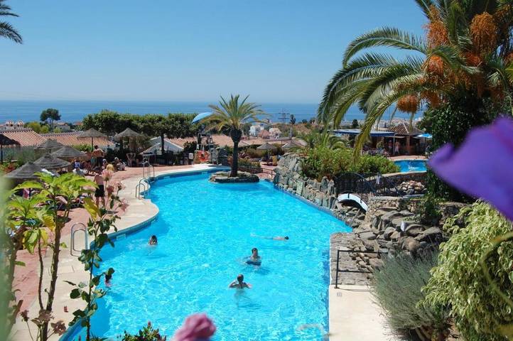 Ferienanlage für 8 Personen, mit Terrasse und Garten sowie Kinderpool und Pool in Málaga Provinz