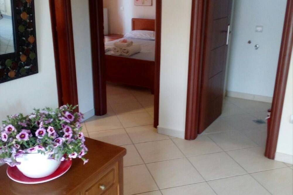 Apartamento entero, Apartamento \"Santa Bárbara\" para 4 personas directamente en la playa de Nikiti in Nikiti, Calcídica