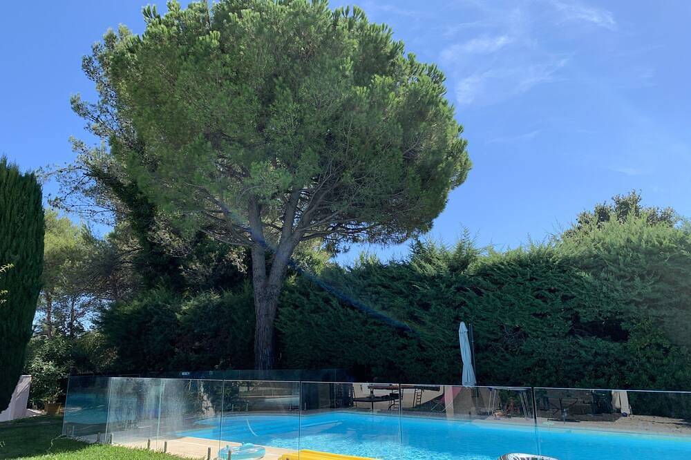Apartamento entero, 3-room apartment with private pool (in season) and garden in Antibes, Region de Cannes