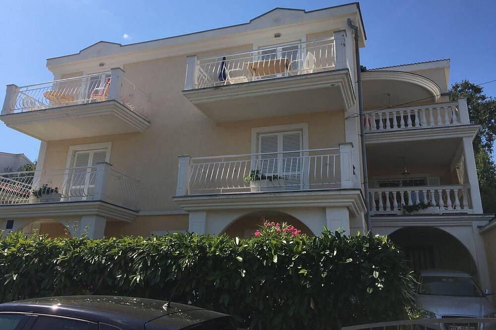 Ganze Wohnung, Appartement für 2-3 Personen mit tollem Meerblick und Nähe Strand in Njivice, Krk