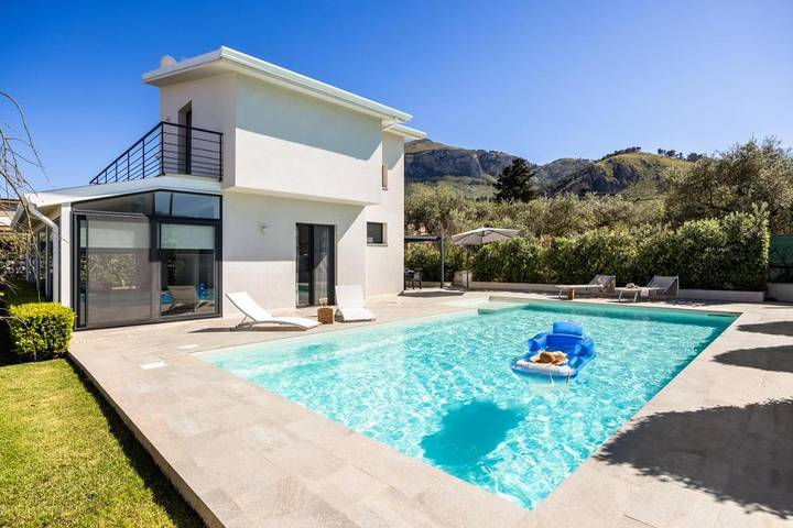 Ferienhaus für 6 Personen, mit Balkon und Terrasse sowie Garten und Pool