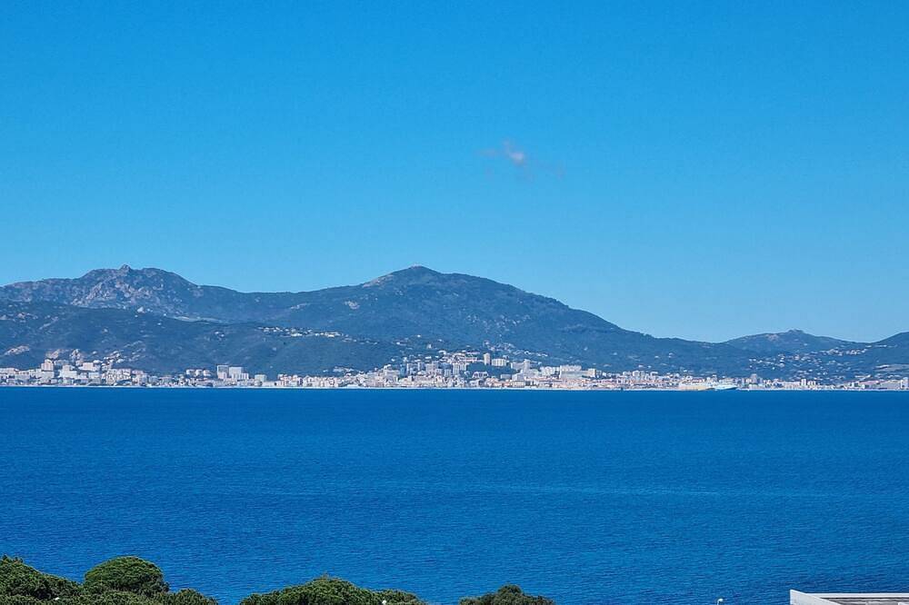 Ganze Wohnung, Superb T3 seafront apartment in Ajaccio bay in Pietrosella, Ajaccio und Umgebung