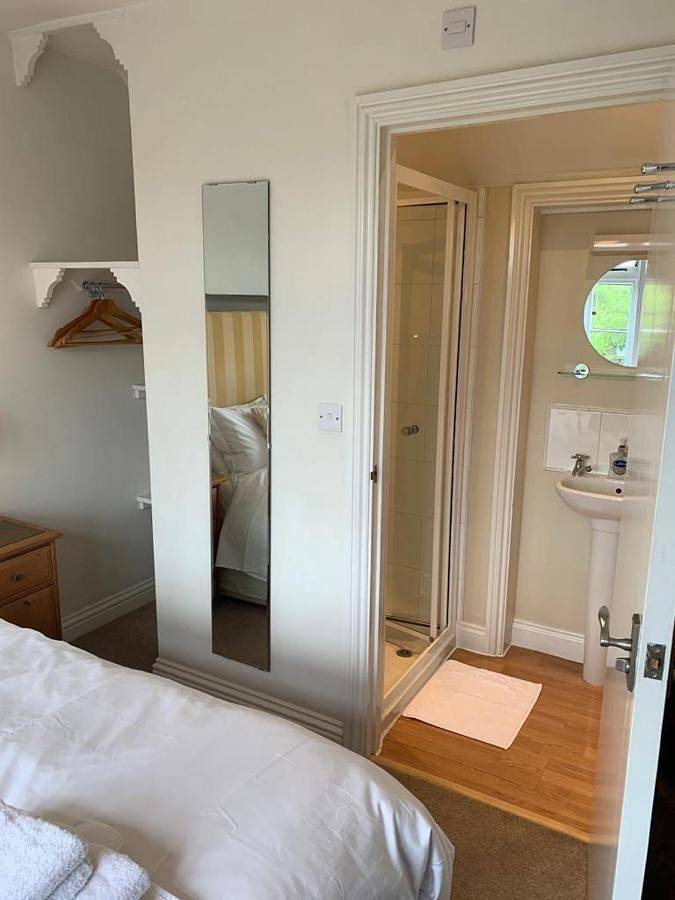 Double Room with Private Bathroom in Glastonbury, Somerset