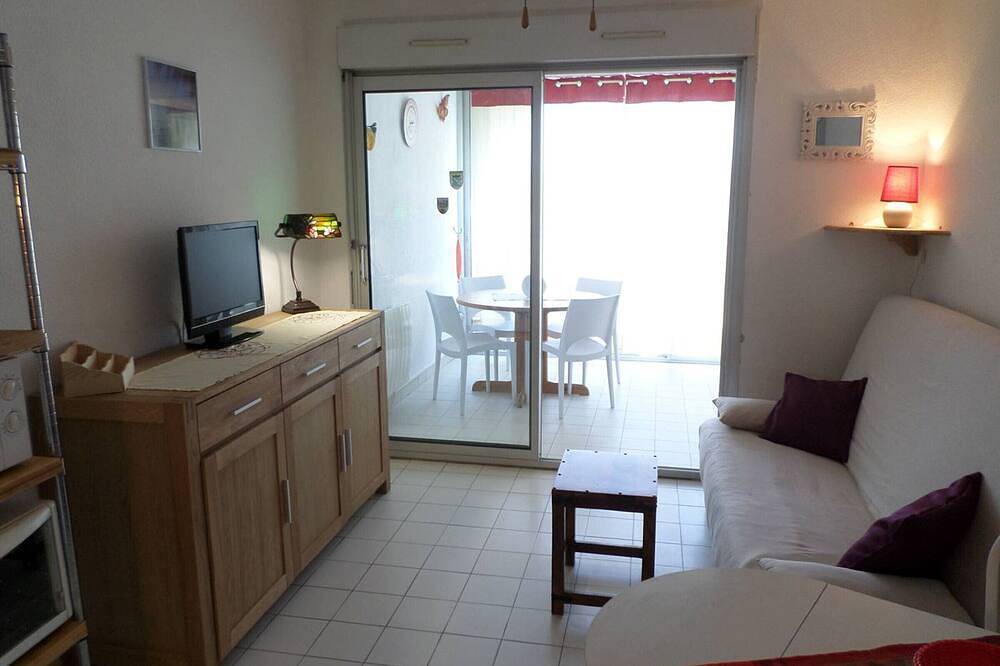 Entire apartment, Cozy F2 in Balaruc with garden, 4 sleeps in Balaruc-les-Bains, Côte d'Améthyste