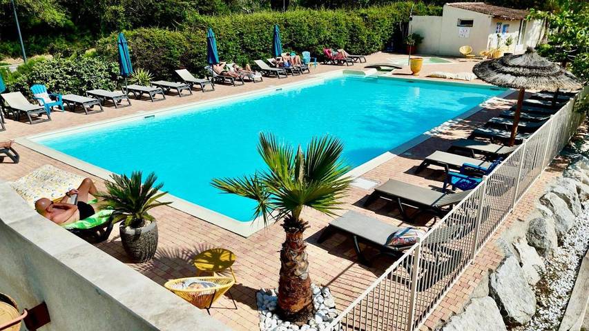 Camping pour 5 personnes, avec bassin pour enfant ainsi que piscine et jardin